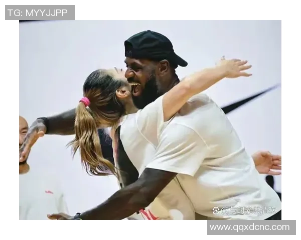 詹姆斯足球明星庆祝动作揭秘引发球迷热议与模仿潮流